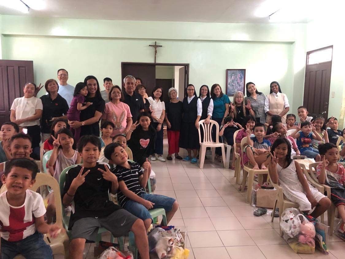 Group photo with kids and volunteers